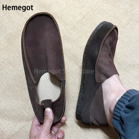 Herren-Slipper aus dunklem Leder mit Schlupföffnung und weicher, flexibler Sohle