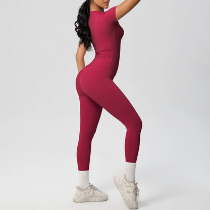 Burgunderrotes Sport-Set mit Crop-Top und Leggings, eng anliegend, 3/4-Länge, weißer Abschluss.