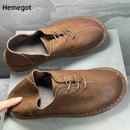 Herren-Lederschuhe, braun, Seitenansicht mit Schnürung und breiter Laufsohle