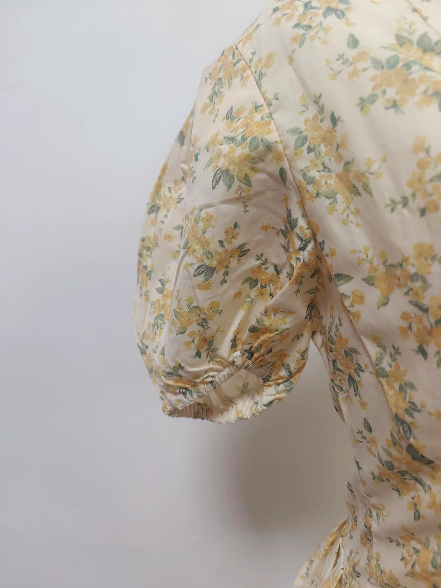 Langes Damen-Patchwork-Kleid mit Rüschen und Falten, Rundhalsausschnitt und langen Ärmeln – ideal für besondere Anlässe.