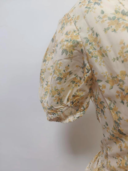 Langes Damen-Patchwork-Kleid mit Rüschen und Falten, Rundhalsausschnitt und langen Ärmeln – ideal für besondere Anlässe.