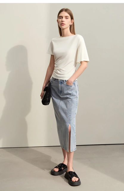 Damen T-Shirt im Minimalismus-Stil mit asymmetrischem Slash Neck und Raffen