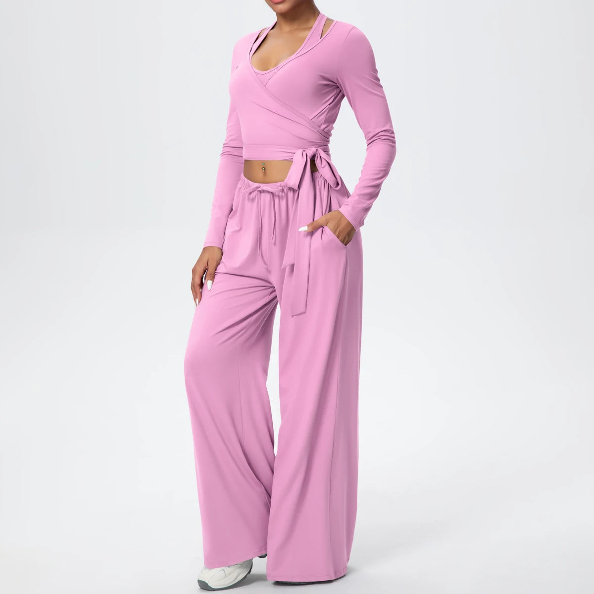 Damen Sportset mit Wickeloberteil und Langarmhose in Hellrosa, bindende Taille, weite Beine