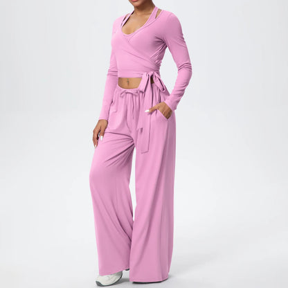 Damen Sportset mit Wickeloberteil und Langarmhose in Hellrosa, bindende Taille, weite Beine