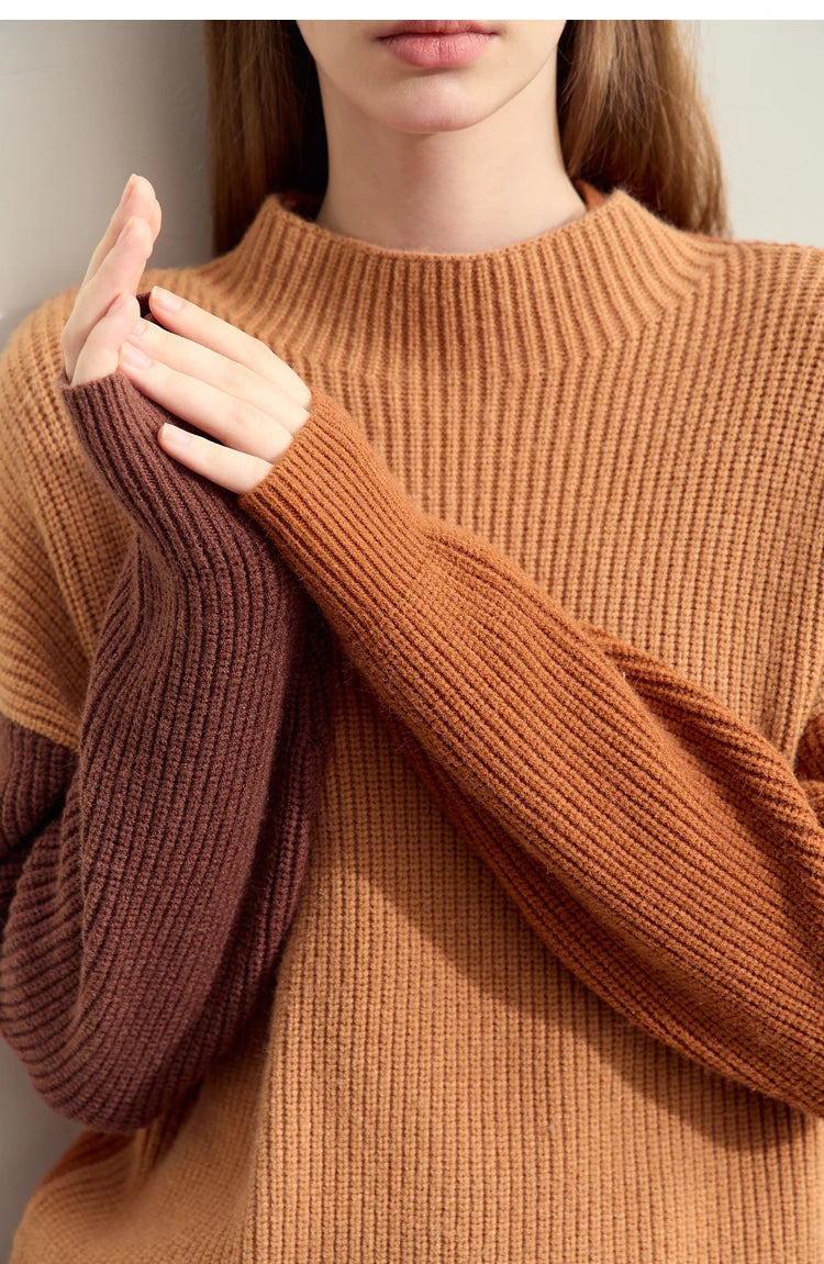 Rollkragenstrickpullover in Rostbraun mit Rippenstruktur, hohe schmale Kragenkante.