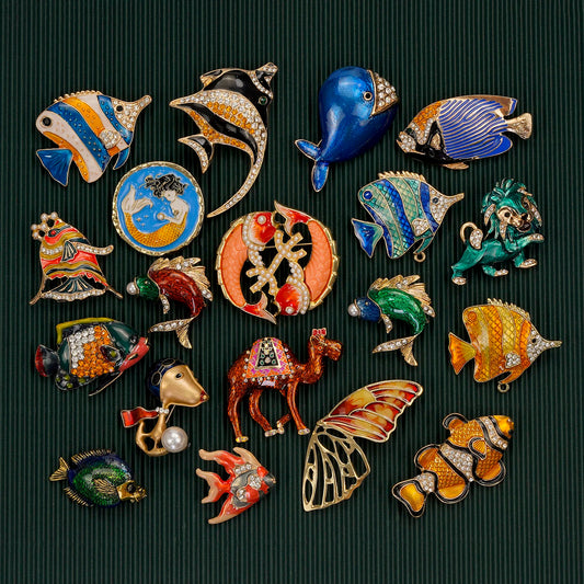 Emaille-Fisch-Brosche (mehrere Motive), farbig mit Kristall-Details und Metallfassung.