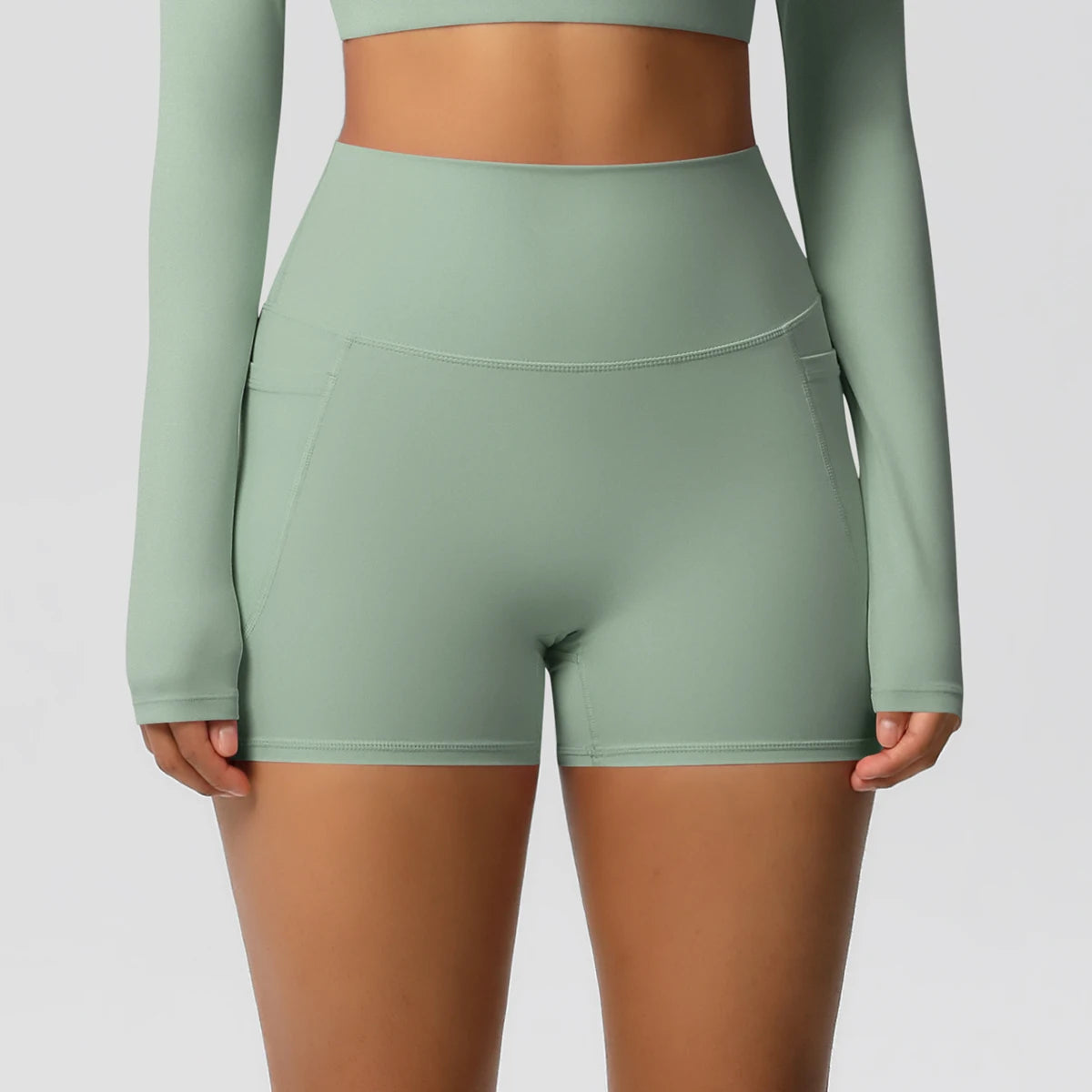 Hamidou Yogashorts für Frauen in Mintgrün, Rückansicht mit glatter Naht und Bund.