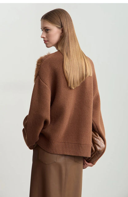 Brauner Damenpullover mit O-Ausschnitt, lockere Passform und flauschigem Fellbesatz an Vorderseite