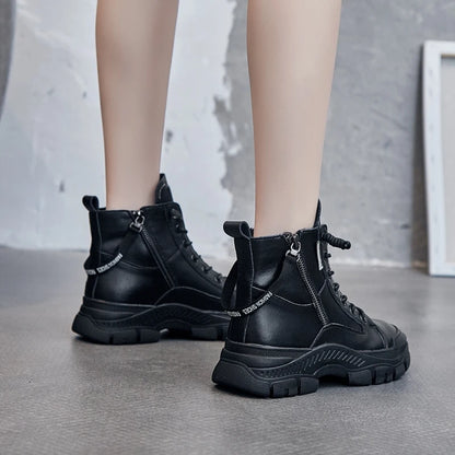 Schwarze Damensneaker-Boots mit Reißverschluss und Schnürung, detaillierte Profilsohle