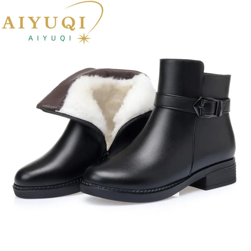 Schwarze Winterstiefeletten mit Schnalle und sichtbarem hellem Wollfutter, kurze Schaftform