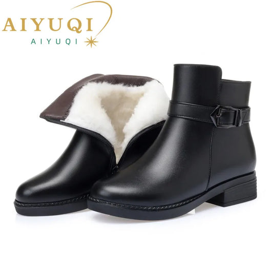 Schwarze Winterstiefeletten mit Schnalle und sichtbarem hellem Wollfutter, kurze Schaftform