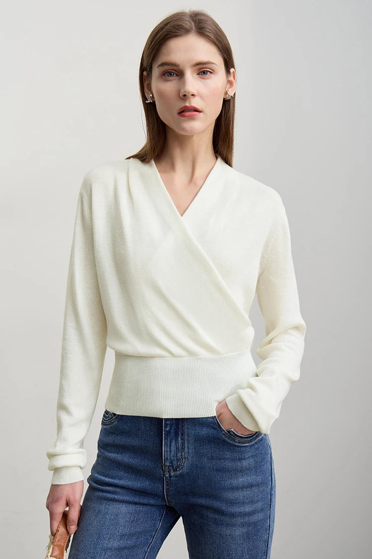 Damen-Strickpullover mit V-Ausschnitt und Wickeloptik, langarm, cremefarben.