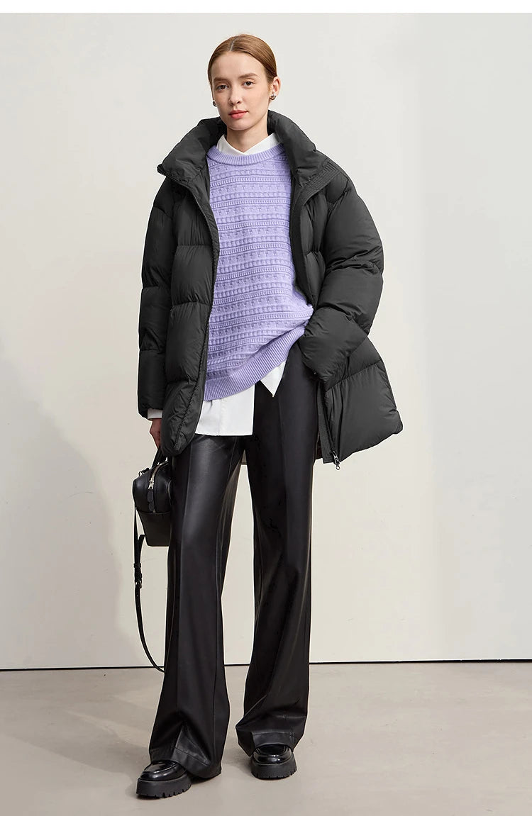 Damen-Pullover Helllila mit Rundhalsausschnitt, sichtbar unter schwarzer Steppjacke