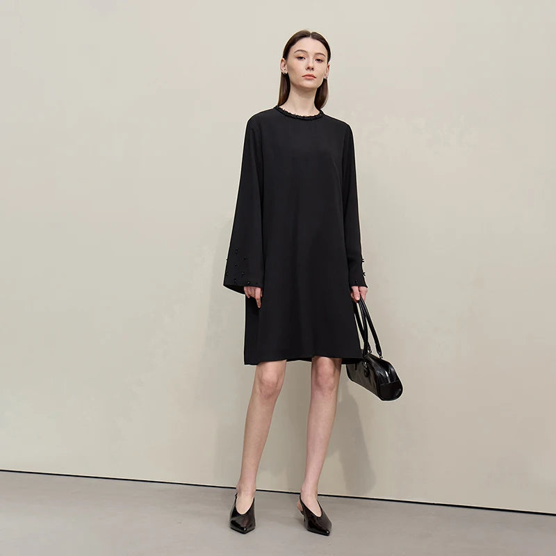 Elegantes Damen Midikleid Mit Glockenärmeln Und Perlenbesatz