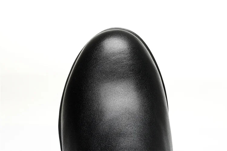 Schwarzer Stiefel-Spitzenteil aus Leder-Optik, glatte Oberfläche ohne Muster