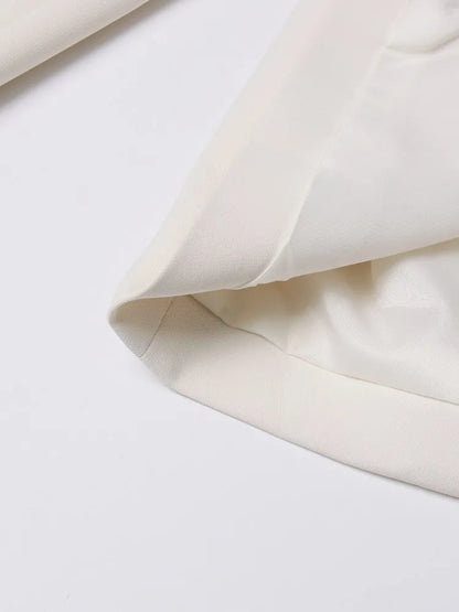 Elegantes Damen-Kleid mit Rundhalsausschnitt, kurzen Ärmeln und unregelmäßigem Patchwork-Design – figurbetont und stilvoll.
