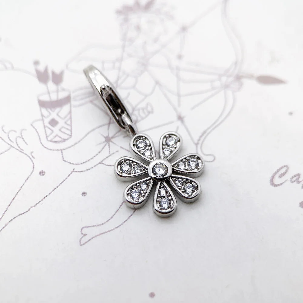 Charmanhänger in Blütenform aus Silber mit Zirkonia, an Ringbefestigung