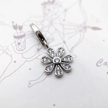 Charmanhänger in Blütenform aus Silber mit Zirkonia, an Ringbefestigung