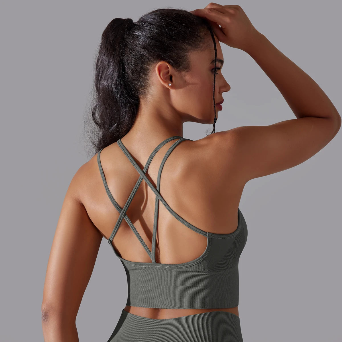 Sport-BH mit tiefem Rückenausschnitt, gekreuzten Trägern und breitem Unterbrustbund, grün-grau
