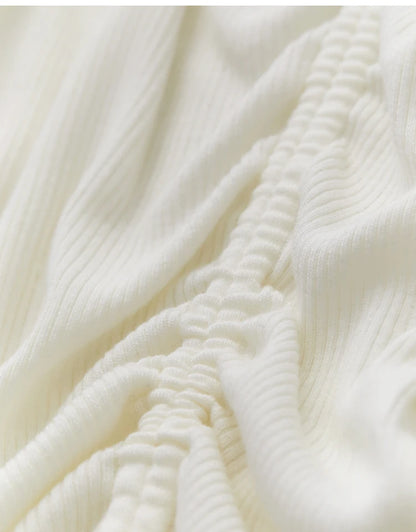 Fein geripptes Strickmuster am cremefarbenen Pullover, detailreiche Oberfläche