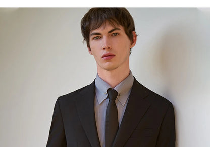 Schlanker Herren-Blazer im klassischen europäischen Stil mit hellbraunem Karomuster – ideal für Hochzeiten und formelle Anlässe