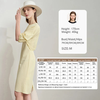 Hellgelbes Sommerkleid mit kurzen Puffärmeln und Trapezform, knielang.