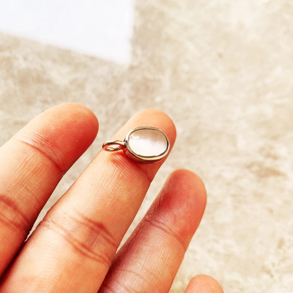 Damen-Charm-Anhänger Opal weiß oval klassisch II aus Sterlingsilber