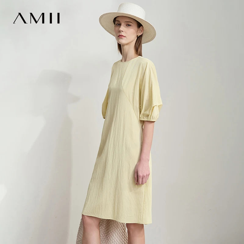 Beiges Sommerkleid mit kurzen Puffärmeln und rundem Halsausschnitt, knielang.