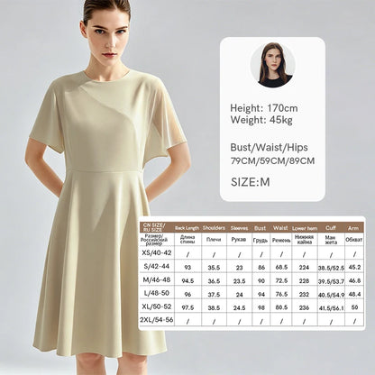 Hellbeiges tailliertes Damenkleid mit kurzen Ärmeln und weit schwingendem Rock, Rundhals