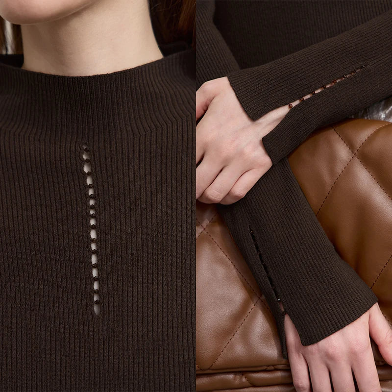 Brauner Strickpullover mit Rippstruktur, Knopfleiste am Halsausschnitt und Bündchen
