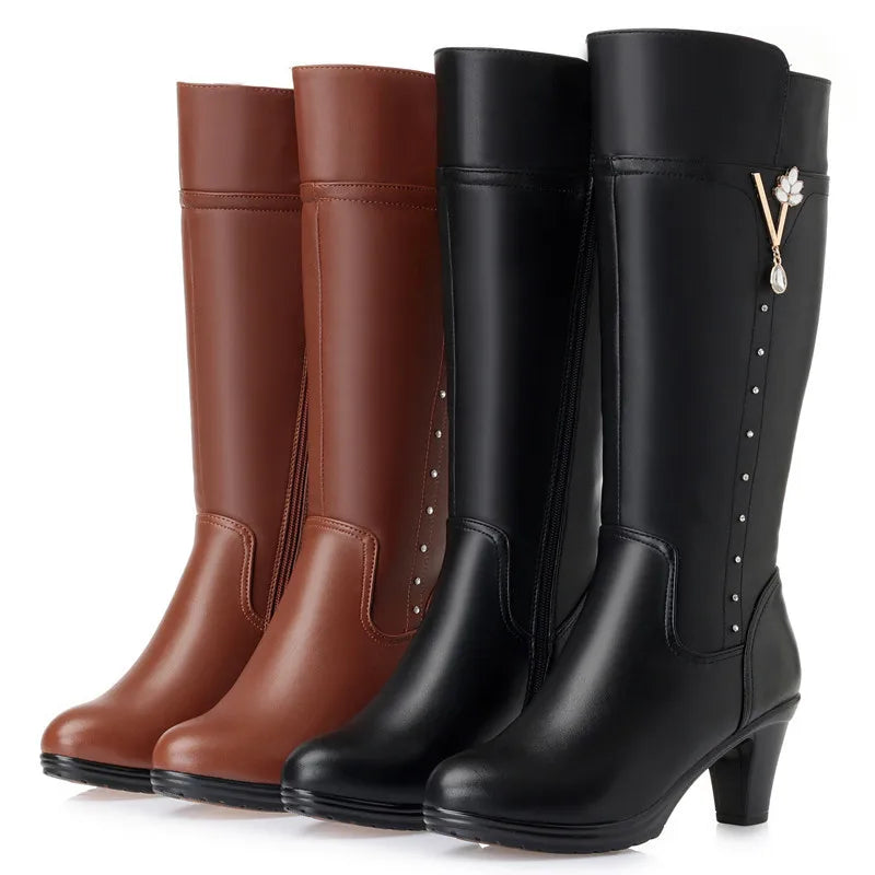 Stiefel-Set: braune und schwarze Lederstiefel mit Wollfutter, Absatz und Schaftdeko