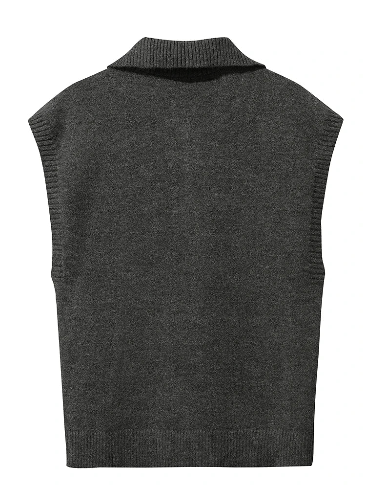 Rückenansicht der ärmellosen Strickweste mit Stehkragen, dunkelgrau, schlicht gestrickt