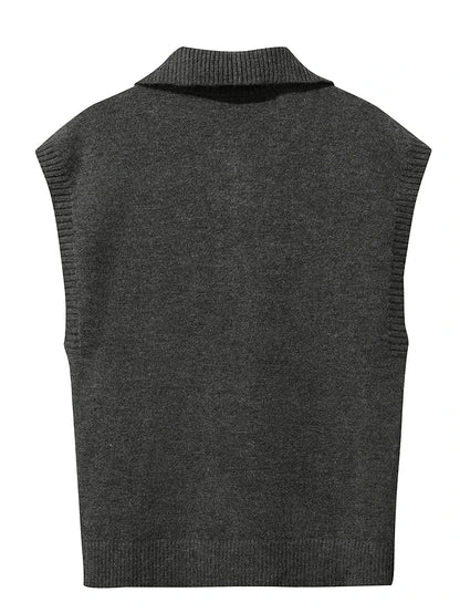 Rückenansicht der ärmellosen Strickweste mit Stehkragen, dunkelgrau, schlicht gestrickt