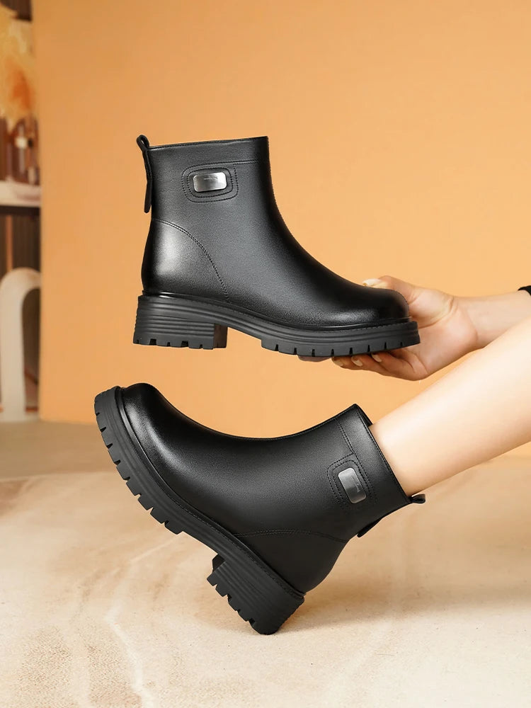 Schwarze Ankle Boots mit Lederoptik, Profilsohle und Klett-/Schnallendetail am Schaft