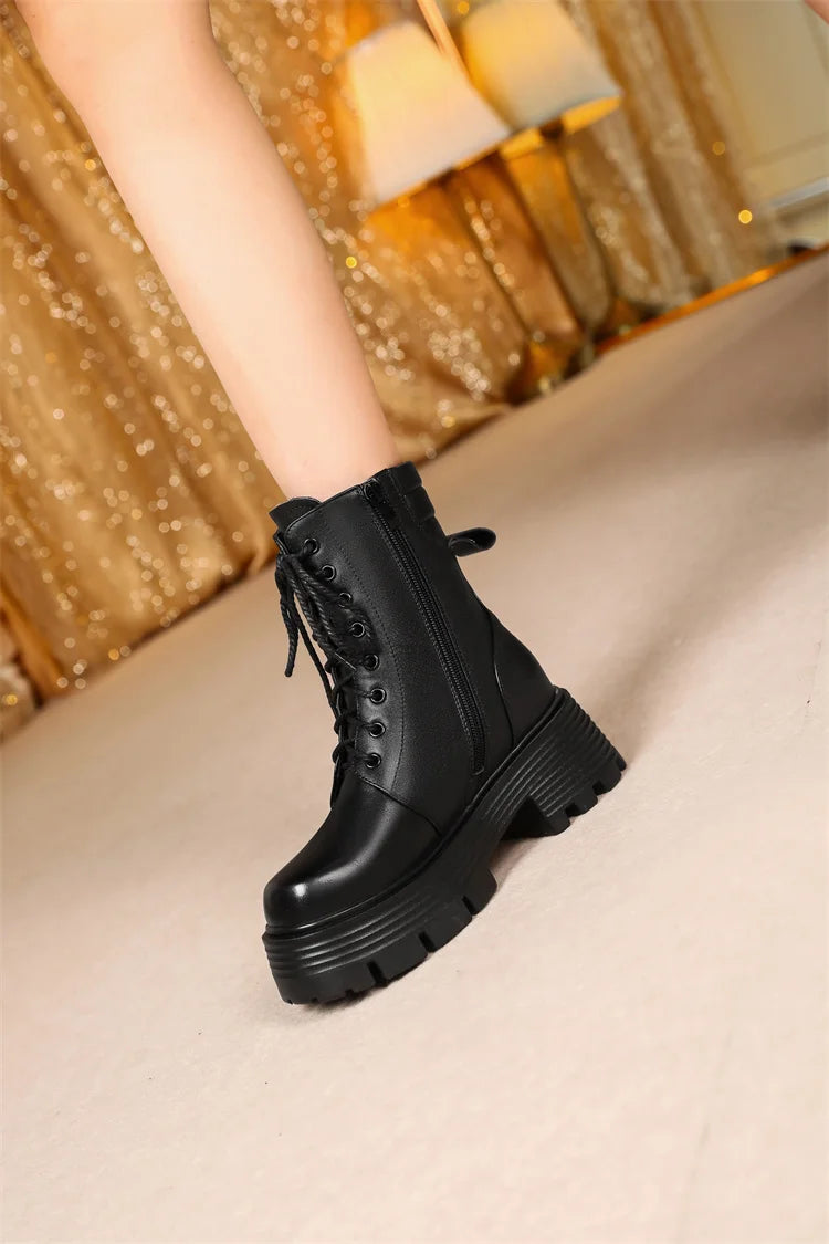 Schwarze Stiefelette mit Schnürung und Plateau-Chunky-Sohle, schräger Blick nach vorn
