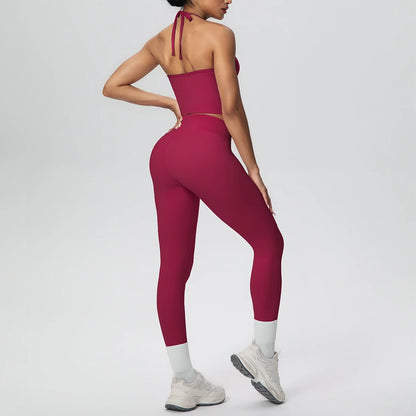 Rotes Damen-Yogaset: Tanktop und Capri-Leggings mit hellen Knöchel-Bündchen