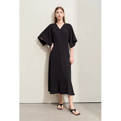 Langes, ärmelloses Damen-Sommerkleid mit V-Ausschnitt, Rüschen-Saum und Kordelzug im minimalistischen Design