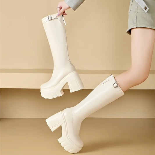 Beige kniehohe Stiefel mit breitem Plateau und Blockabsatz, Schnalle am Schaft