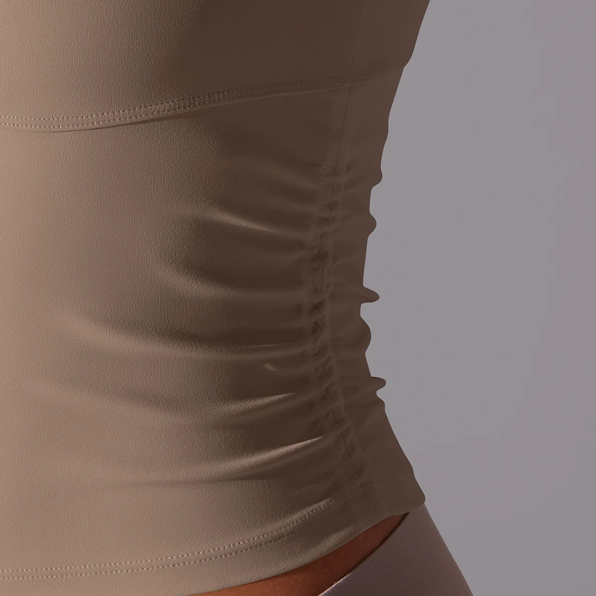 Ärmelloses Yoga-Sporttop Detail: seitliche Naht und geraffter Bereich am Saum