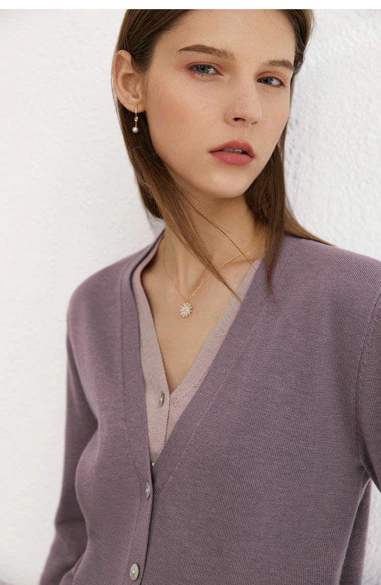 Damen-Wollstrickjacke, lila, V-Ausschnitt mit Knöpfen und tieferer Ausschnittform