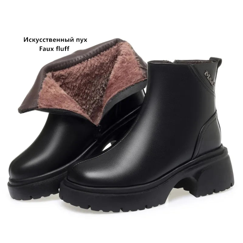 Schwarze Ankle-Boots mit braunem, kuscheligem Woll-/Fellfutter und dicker Profilsohle