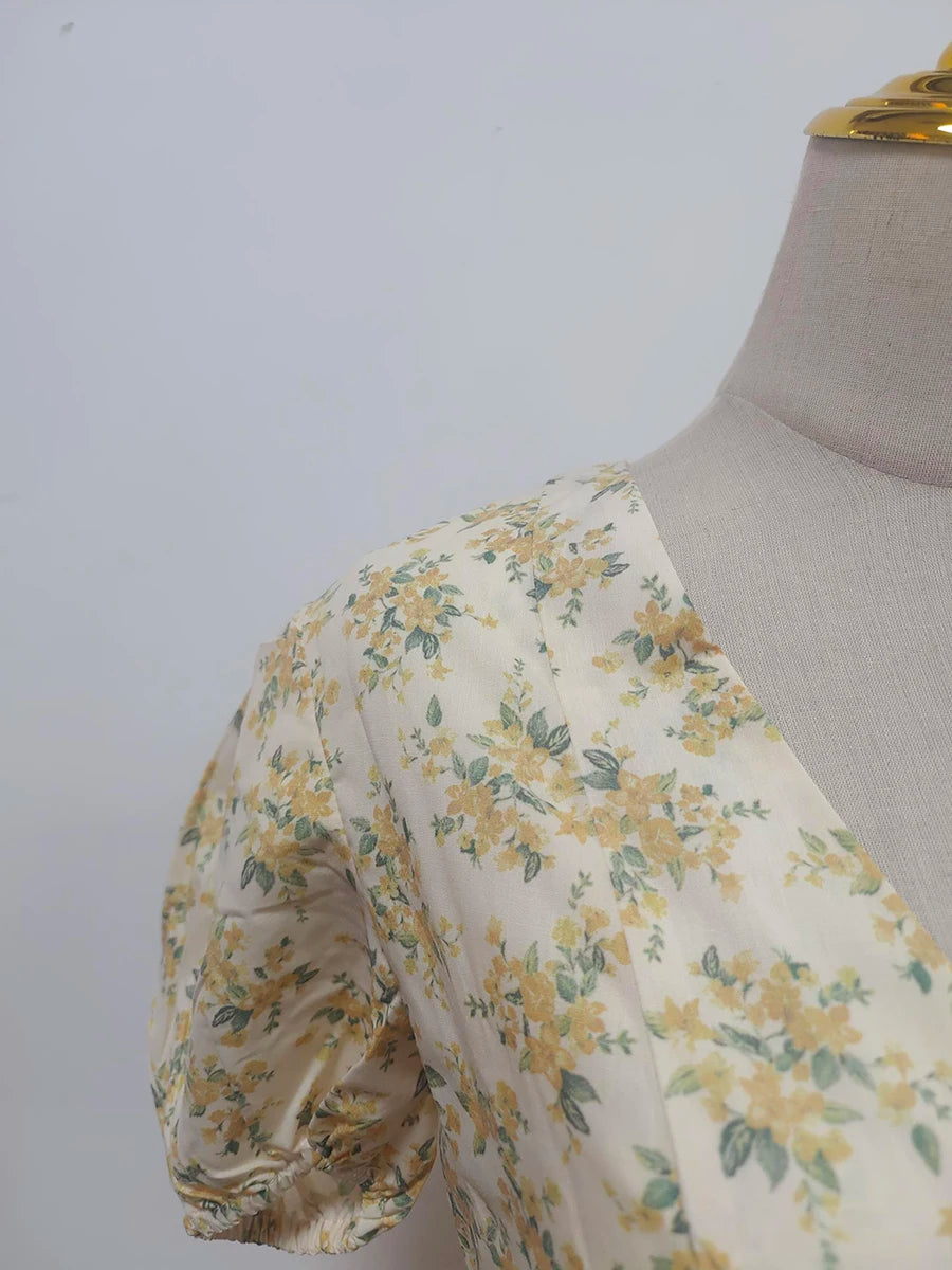 Langes Damen-Patchwork-Kleid mit Rüschen und Falten, Rundhalsausschnitt und langen Ärmeln – ideal für besondere Anlässe.
