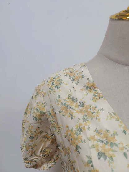 Langes Damen-Patchwork-Kleid mit Rüschen und Falten, Rundhalsausschnitt und langen Ärmeln – ideal für besondere Anlässe.