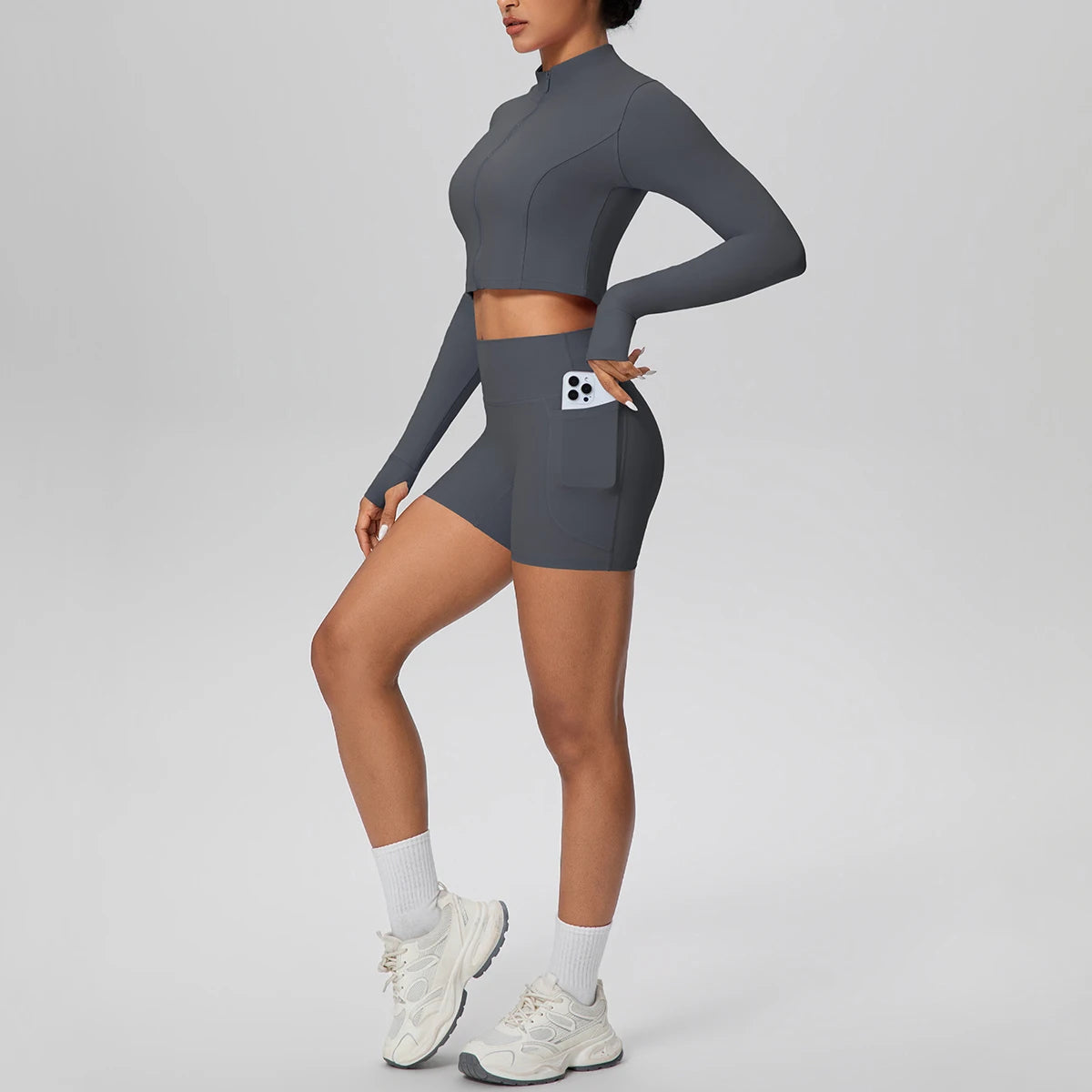 Graphitgraues Yoga-Set mit Reißverschluss: Crop-Top mit langen Ärmeln und Shorts