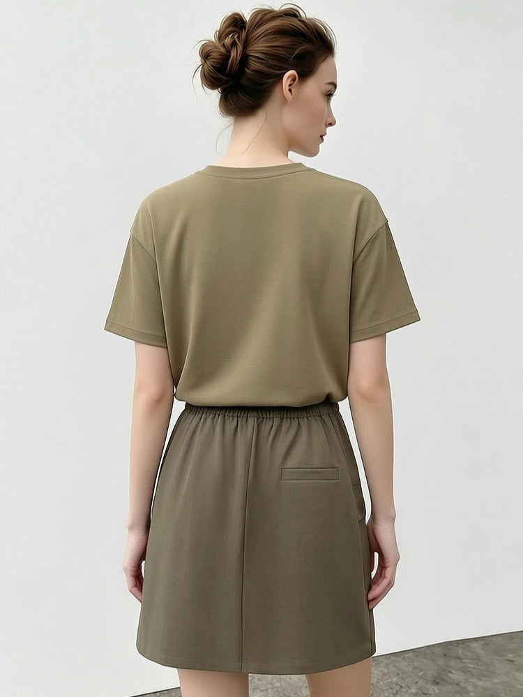 Asymmetrischer A-Linien Minirock olivfarben, Rückansicht mit Bund und Taschen