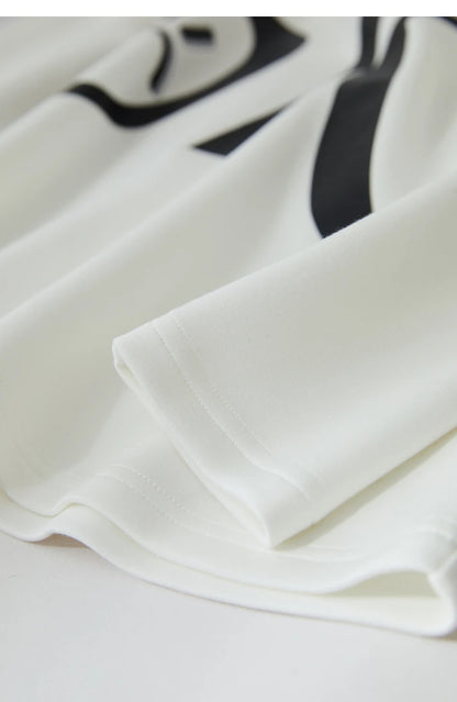 Damen T-Shirt im minimalistischen Stil mit Rundhalsausschnitt und Druckdesign