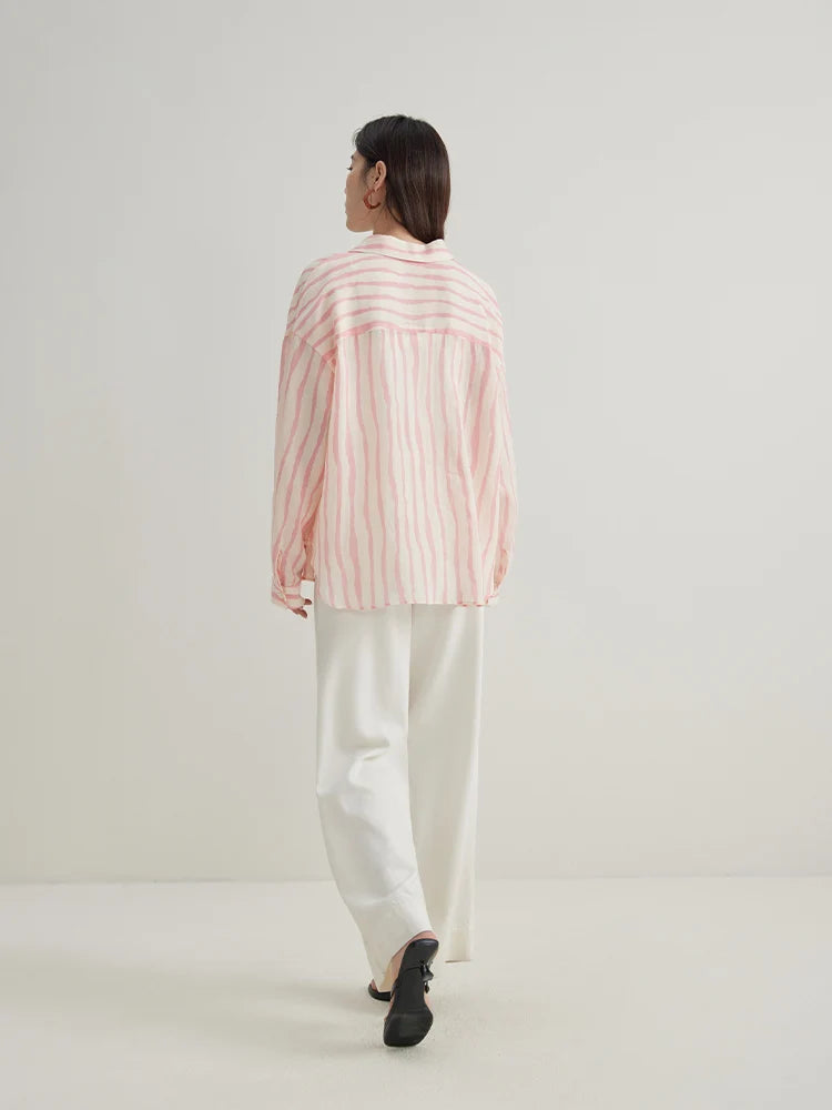 Kühlendes und antibakterielles Lyocell-T-Shirt in Übergröße mit schulterbetonendem Design und figurformendem Druckmuster.