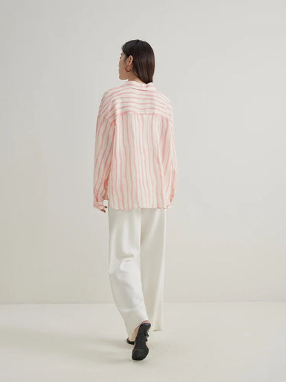 Kühlendes und antibakterielles Lyocell-T-Shirt in Übergröße mit schulterbetonendem Design und figurformendem Druckmuster.