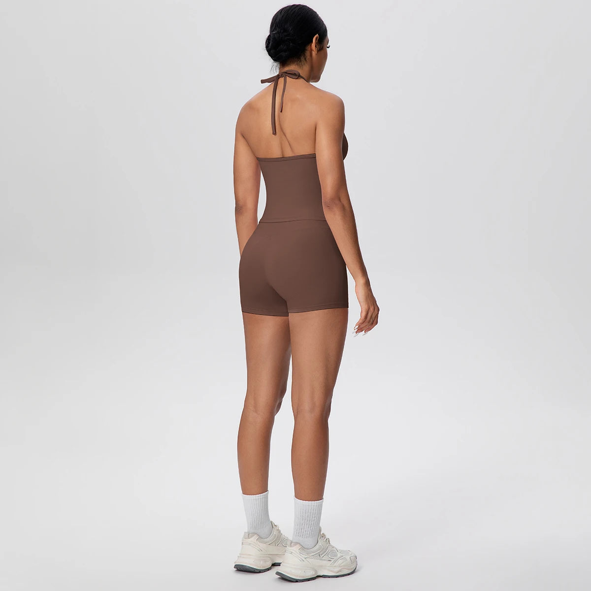 Zweiteiliges Damen-Fitness-Set in Braun, Rückansicht: rückenfreies Top mit Bändchen
