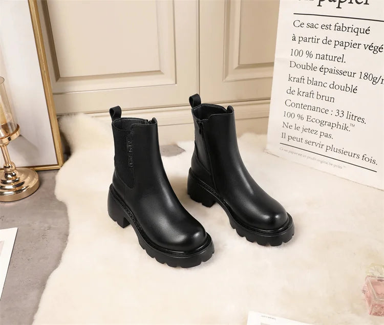 Schwarze Chelsea-Stiefelette mit robustem Blockabsatz und seitlichem Elastikeinsatz